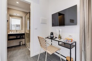 غرفة ديلوكس مزدوجة | خزنة داخل الغرفة ومكتب ومساحة عمل للكمبيوتر المحمول وستائر تعتيم