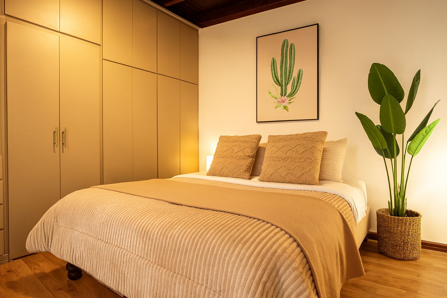 5 bedrooms, iron/ironing board, internet, bed sheets