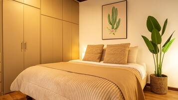 5 bedrooms, iron/ironing board, internet, bed sheets