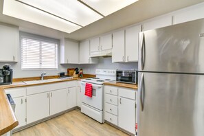 Kjøleskap, mikrobølgeovn, ovn og kokeplater