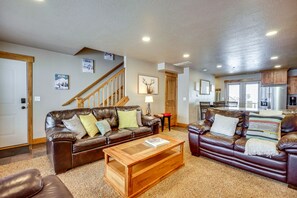 تلفزيون، مدفأة، كُتُب، ستيريو