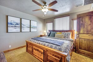 Iron/ironing board, travel crib, WiFi, bed sheets - Basecamp Eden Condo Hot Tub-Pool-XBox-Gameroom-Gym (Eden)