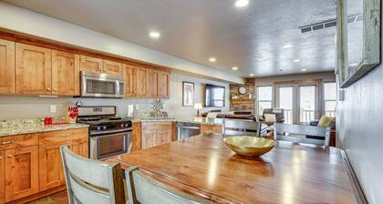 Modern Eden Condo: Pool, Hot Tub, Gym & Game Room!