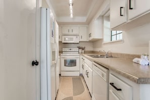 Kjøleskap, mikrobølgeovn, ovn og kokeplater