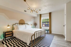 1 soverom, skrivebord, wi-fi (inkludert) og sengetøy