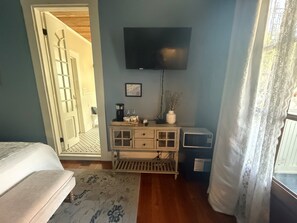 Desk, free WiFi, bed sheets - Pensacola • 1BR • Sleeps 2 • East Hill (Pensacola)