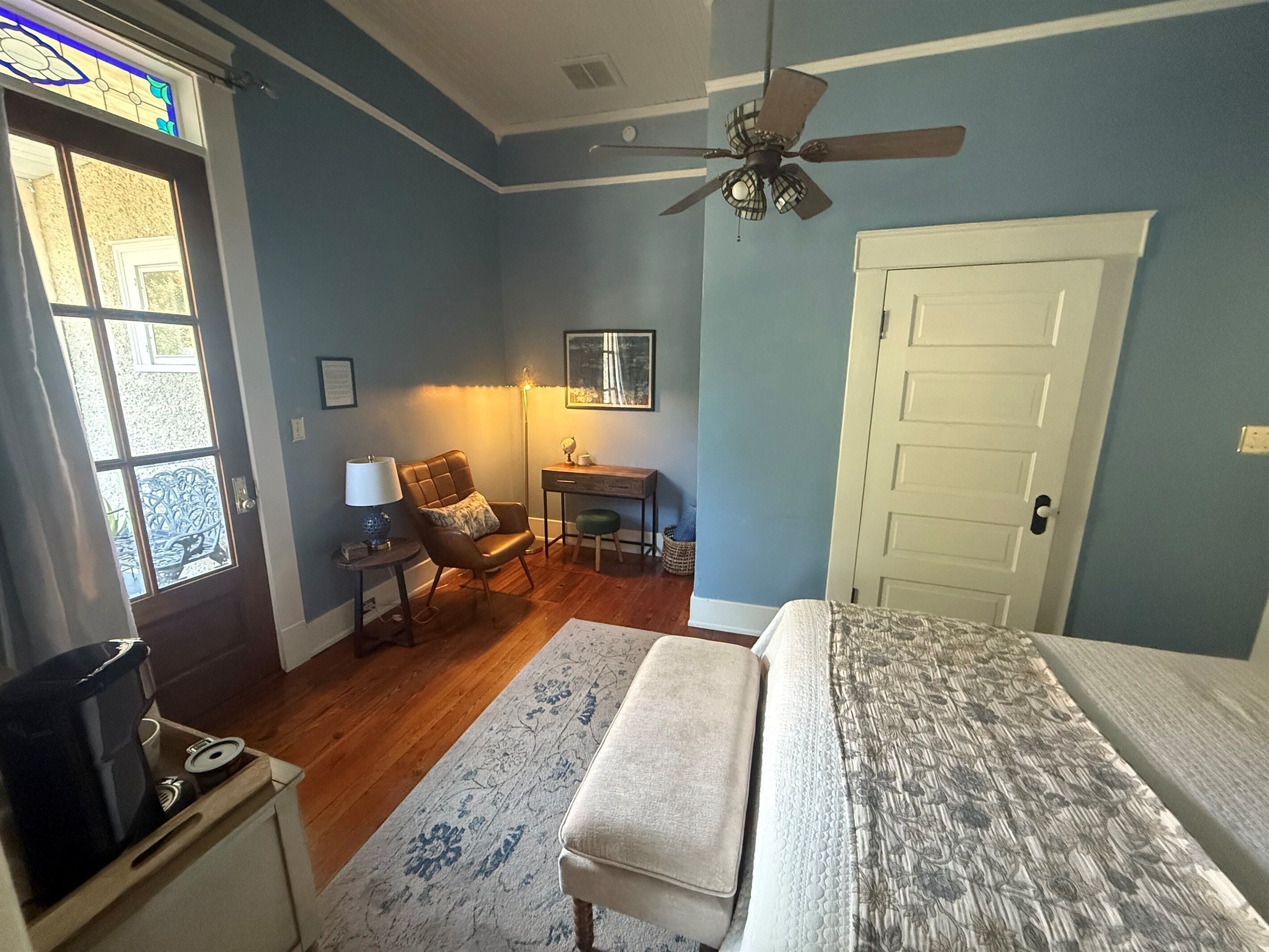 Escritorio, wifi gratis y ropa de cama 