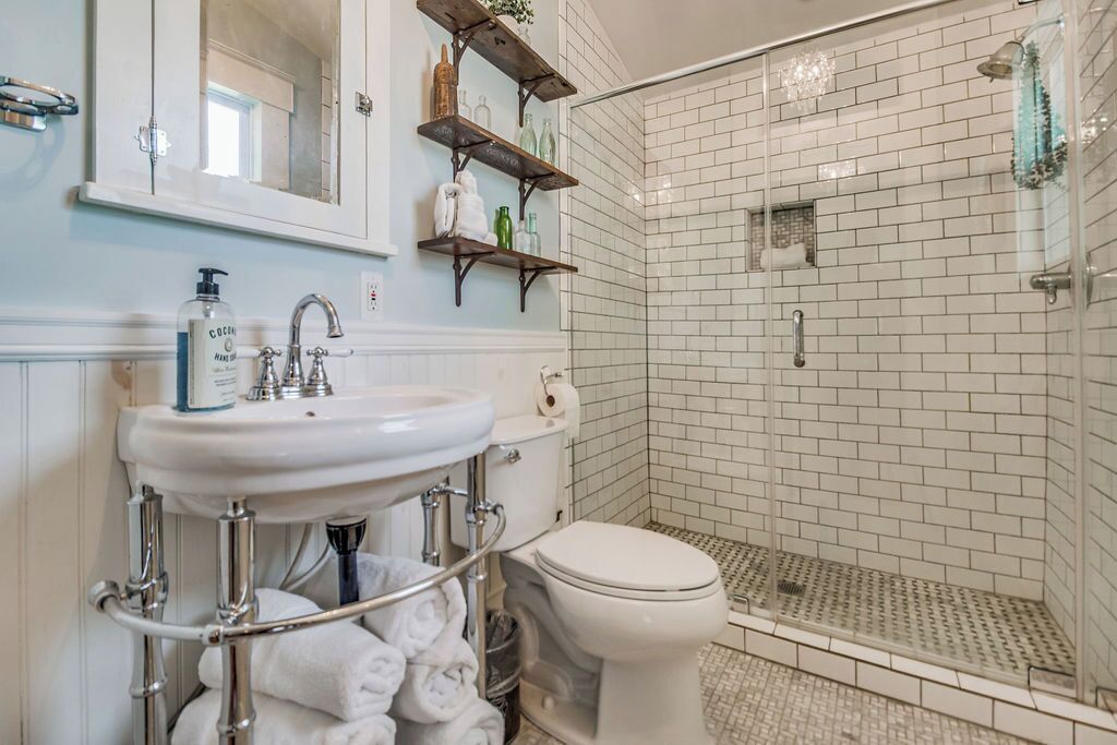 Douche, séchoir à cheveux, serviettes fournies