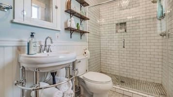 Douche, séchoir à cheveux, serviettes fournies