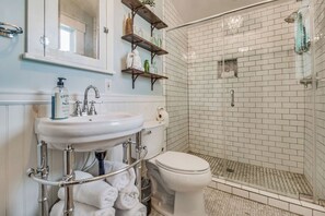 Dusj, hårføner og håndklær