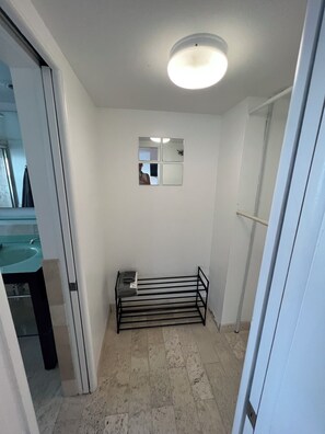 Interior - Modern Studio with Parking Steps to the beach (Miami Beach)