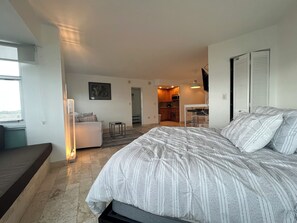 1 bedroom, WiFi, bed sheets - Modern Studio with Parking Steps to the beach (Miami Beach)
