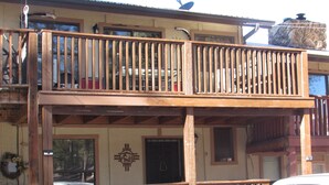 A two-story building with a balcony, a door, and a window. - 2 Master Bedrooms-Full Bathrooms /Sleeps 7 /Fully Remodeled /Excellent Condition (Ruidoso)