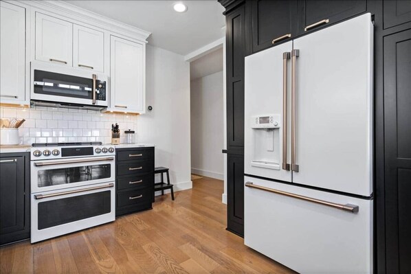 Jääkaappi, mikroaaltouuni, uuni, liesi