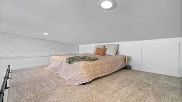 1 dormitorio, tabla de planchar con plancha, wifi y ropa de cama