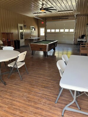 Game room - Charming Micro cabin 2 in the heart of the Ozarks (Osceola)