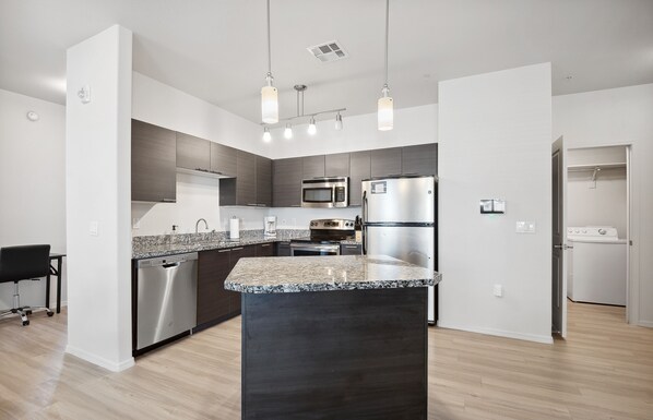 Refrigerador, microondas, horno y parrilla de estufa 