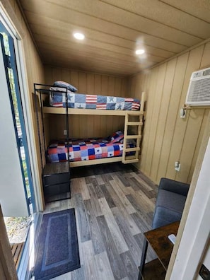 1 bedroom, bed sheets