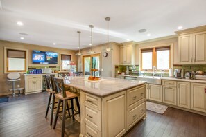 Fridge, oven, stovetop, dishwasher