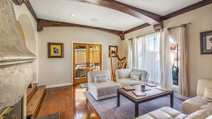 Living area - Historic Hillside Charm in Historic View Park (Los Angeles)