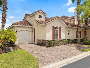 Exterior - 293- Fabulous 3 Bed Villa with Private Oversized Pool and Games Room Near Disney (Davenport)