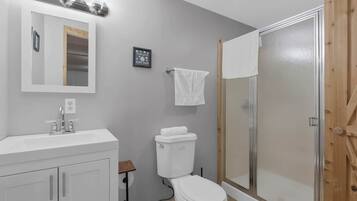 Chuveiro, secador de cabelo, toalhas de banho