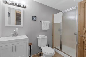 Dusche, Haartrockner, Handtücher