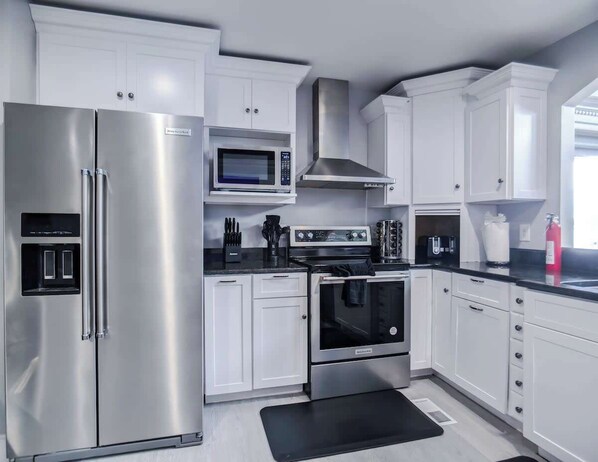 Refrigerador, microondas, horno y parrilla de estufa