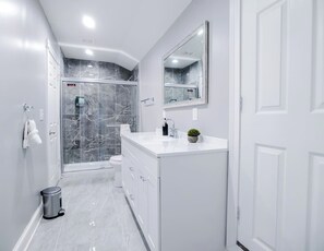 Een douche, een haardroger, handdoeken