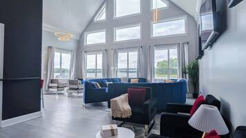 Een televisie en een kantoor