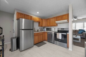 Refrigerador, microondas, horno y parrilla de estufa