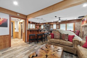 Interior - Private I Pool Table I Bar I Studio I House I Roku (Westerville)