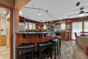 Fridge, microwave, oven, stovetop - Private I Pool Table I Bar I Studio I House I Roku (Westerville)
