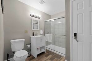 Dusj, hårføner og håndklær