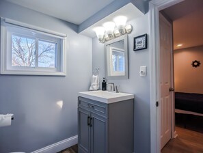 Shower, hair dryer, towels - Location | 5 Roku TVs + Fast Wi-Fi | King Bed (Westerville)