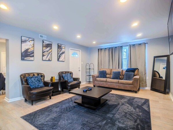 TV - Location | 5 Roku TVs + Fast Wi-Fi | King Bed (Westerville)