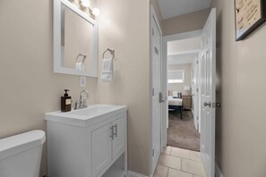 Douche, sèche-cheveux, serviettes fournies