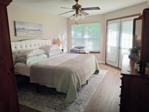 Escritorio, wifi gratis, ropa de cama