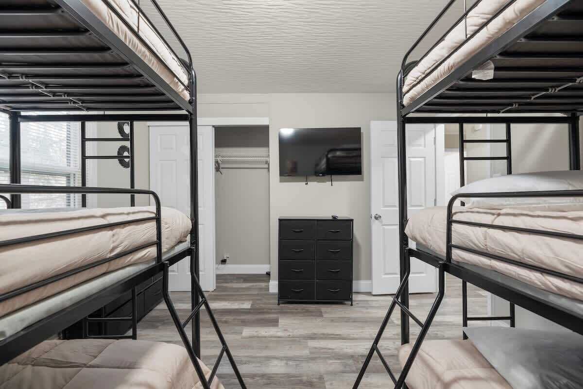 3 habitaciones, tabla de planchar con plancha, wifi y ropa de cama 