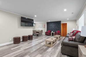 TV - Pool Table • Fire Pit • Bar • King • Sleeps 22 (Galena)