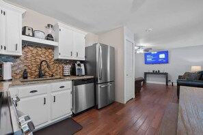 Fridge, microwave, oven, stovetop - King-10mins to Intel-Self Check-In-3Smart TVs-A/C (Johnstown)