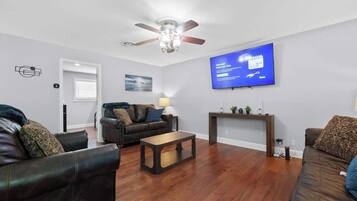 Una televisión, una oficina