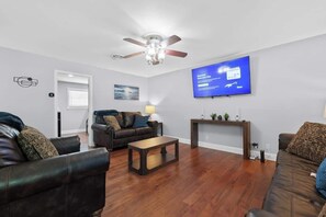 Una televisión, una oficina