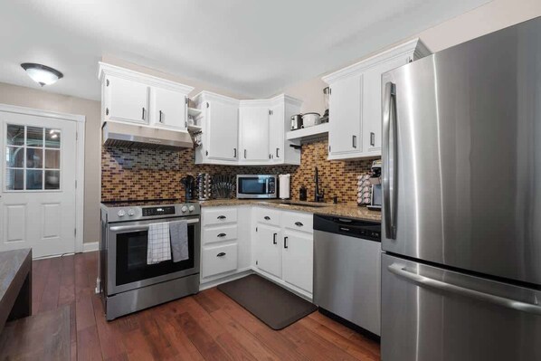 ثلاجة، ميكروويف، فرن، موقد طهي مسطح