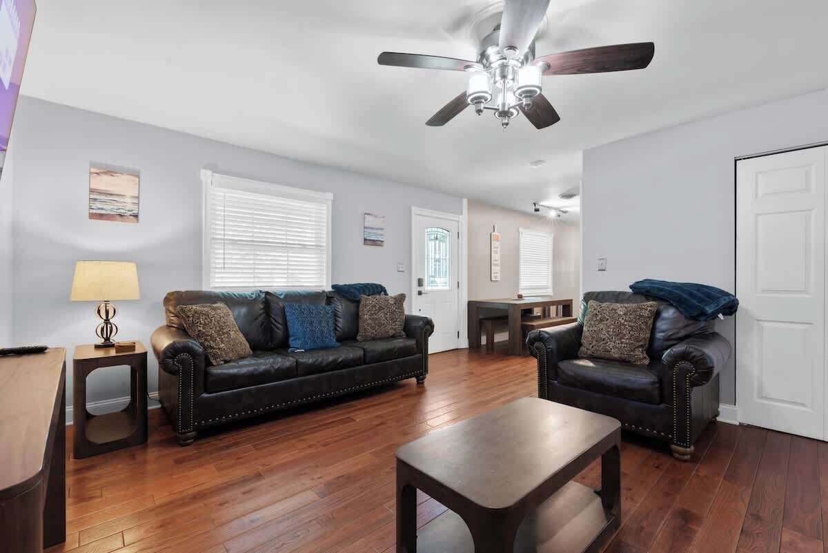 Una televisión, una oficina