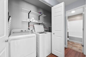 Shower, hair dryer, towels - King Bed | Bunk | Garage | 10 Mins to Intel | Yard (Johnstown)