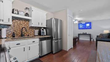 Frigorífico, microondas, horno y placa de cocina