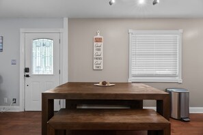 Dining - King Bed | Bunk | Garage | 10 Mins to Intel | Yard (Johnstown)