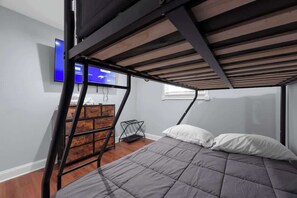 2 bedrooms, iron/ironing board, WiFi, bed sheets - King Bed | Bunk | Garage | 10 Mins to Intel | Yard (Johnstown)