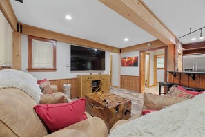 TV - Stove | King Bed | Bunks | 3 mins Hoover Reservoir (Westerville)